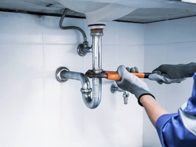 Lavabo sifonunda tıkanıklık açma, anahtar ile müdahale